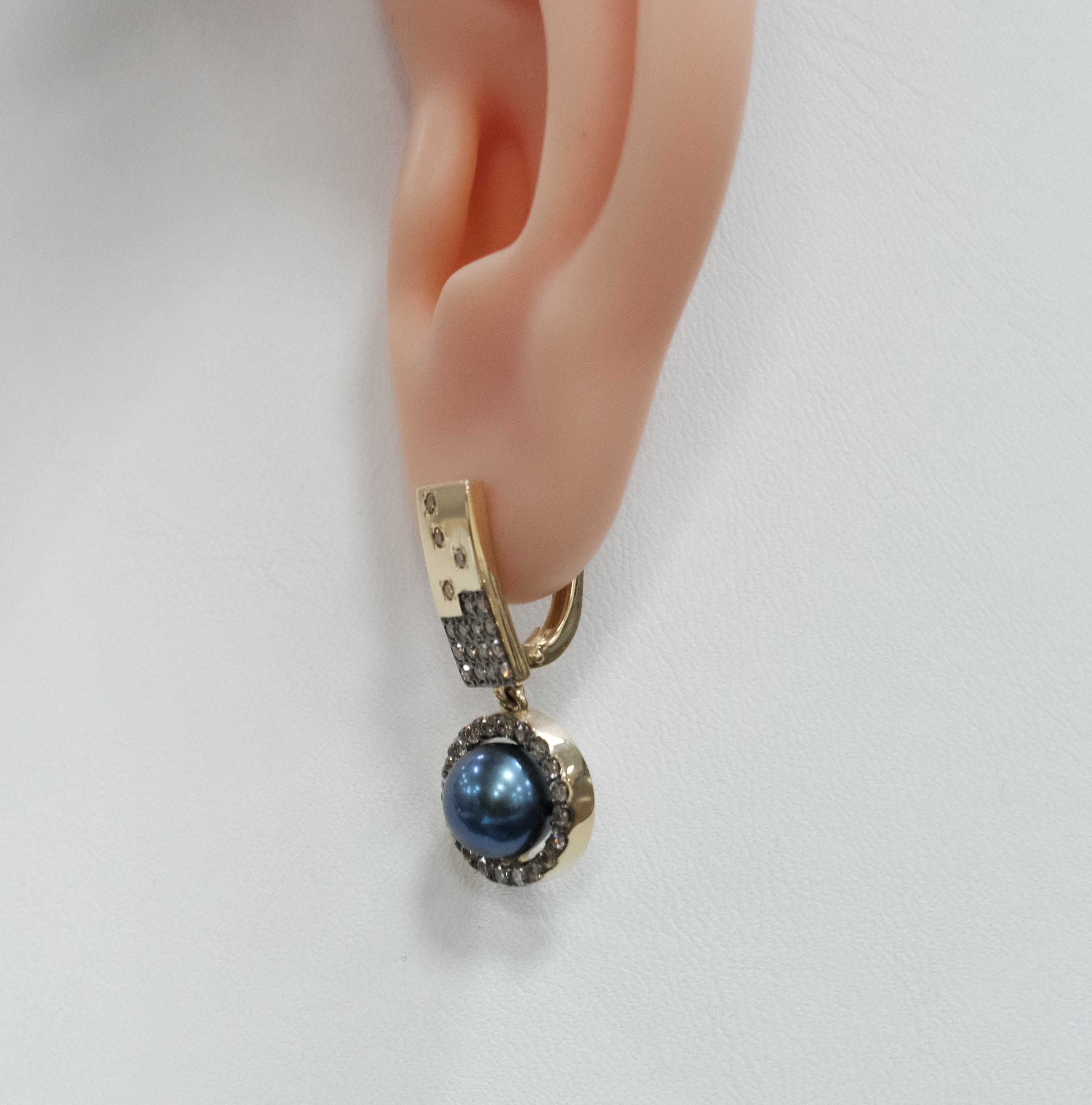 Серьги из желтого золота с черным жемчугом
